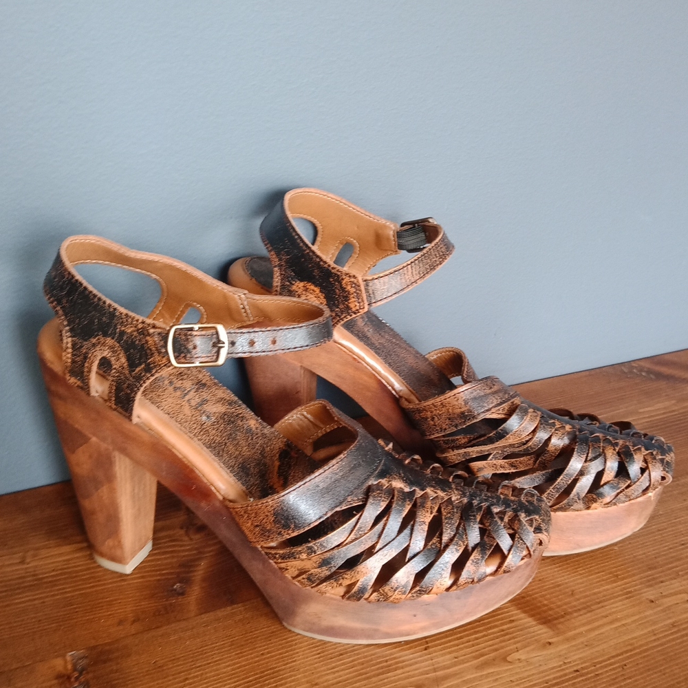 Five Worlds by Cordani  wooden sandals